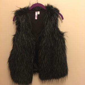 Small faux fur dark blue & black Francesca’s Vest